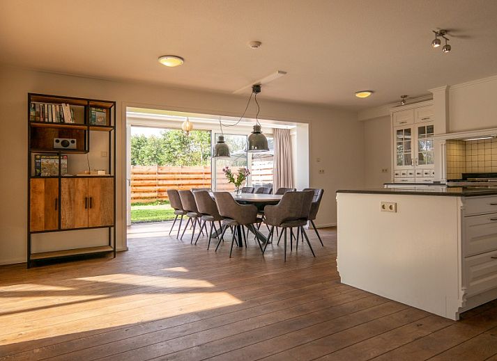 Kamerstraat 66 vacation home in De Koog Texel with spacious garden and terrace for relaxation.