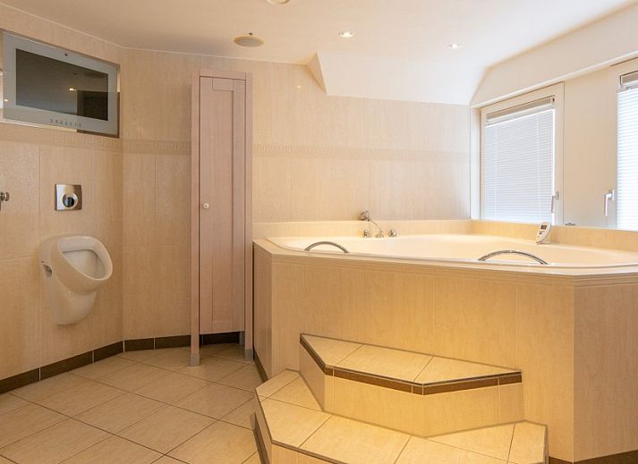 Spacious seating area overlooking the garden in Kamerstraat 66 vacation home in De Koog Texel.