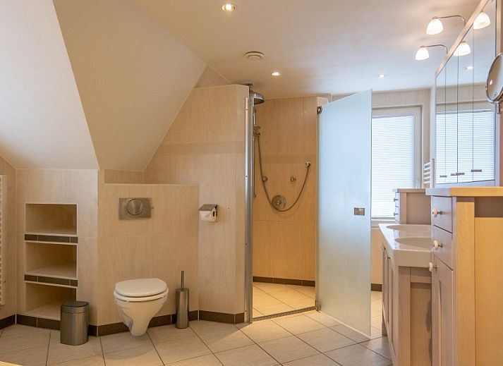 Spacious seating area overlooking the garden in Kamerstraat 66 vacation home in De Koog Texel.