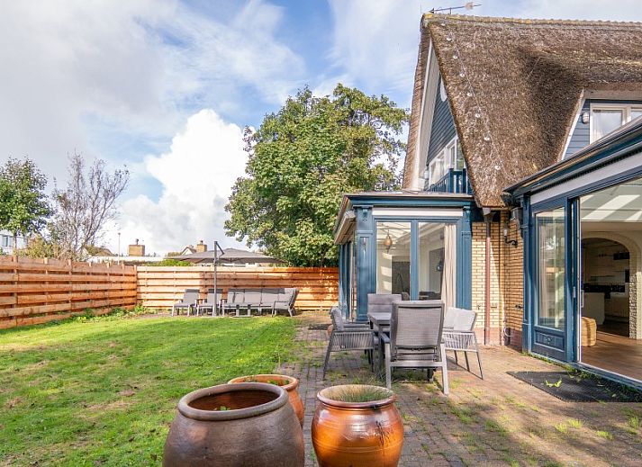 Dining room with large table and lots of light in Kamerstraat 66 vacation home in De Koog Texel.