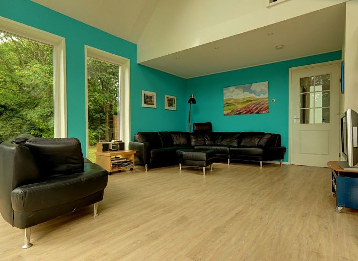 Ferienhaus Pelikaanweg 37 in De Koog, Texel mit geraeumiger Veranda und modernem Design, umgeben von viel Gruen.