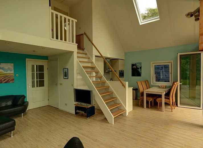 Ferienhaus Pelikaanweg 37 in De Koog, Texel mit geraeumiger Veranda und modernem Design, umgeben von viel Gruen.