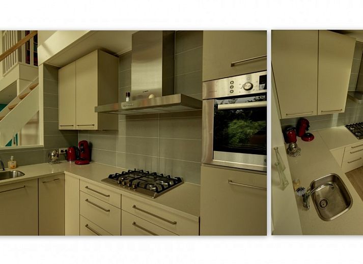 Ferienhaus Pelikaanweg 37 in De Koog, Texel mit einer einladenden Terrasse und natuerlicher Umgebung.