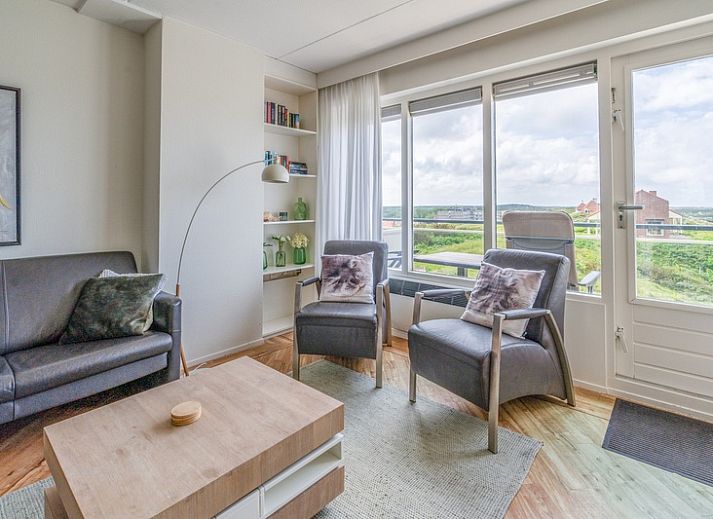 Lichte woonkamer in Appartement Juliana 146 Eiland en Zeezicht, De Koog, Texel met panoramisch uitzicht op natuur.