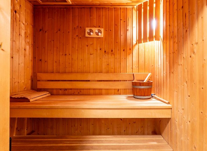 Stijlvolle binnenruimte van Appartement Juliana 146 Eiland en Zeezicht, De Koog, Texel met comfortabele stoelen.