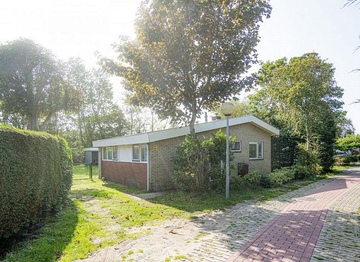 Ruime tuin bij bungalow Californieweg 142 in De Koog, Texel, ideaal voor ontspanning en natuurbeleving op de Waddeneilanden.