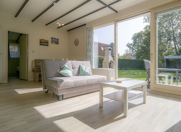 Ruime tuin bij bungalow Californieweg 142 in De Koog, Texel, ideaal voor ontspanning en natuurbeleving op de Waddeneilanden.