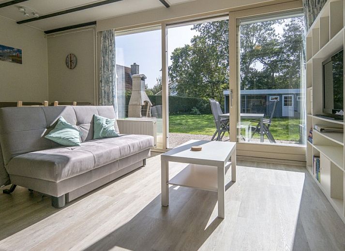 Ruime tuin bij bungalow Californieweg 142 in De Koog, Texel, ideaal voor ontspanning en natuurbeleving op de Waddeneilanden.