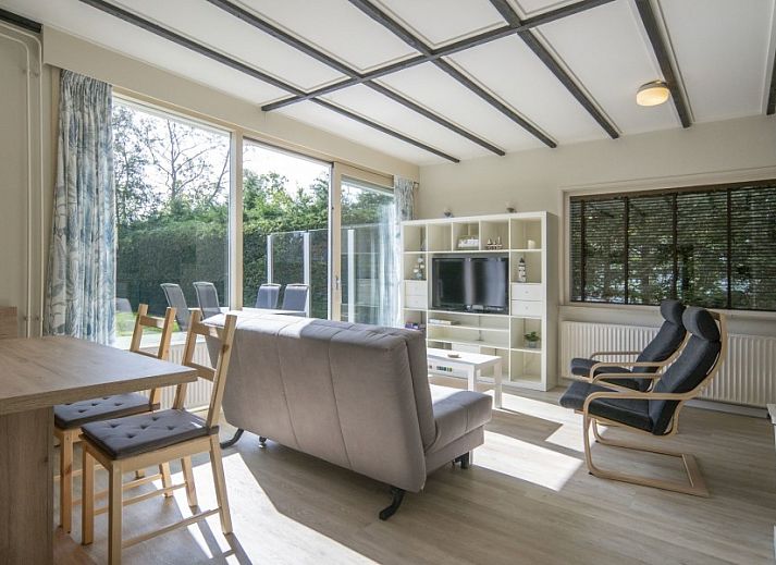 Ruime tuin bij bungalow Californieweg 142 in De Koog, Texel, ideaal voor ontspanning en natuurbeleving op de Waddeneilanden.