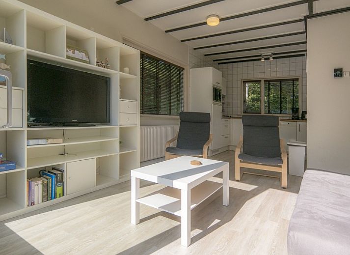 Vooraanzicht van vakantiehuis Californieweg 142 in De Koog, Texel, omgeven door groen en rust op de Waddeneilanden.