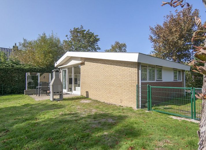 Lichte woonkamer van bungalow Californieweg 142 in De Koog, Texel, met uitzicht op de tuin en veel natuurlijk licht.