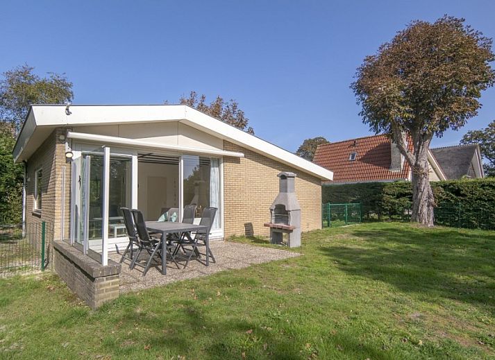 Lichte woonkamer van bungalow Californieweg 142 in De Koog, Texel, met uitzicht op de tuin en veel natuurlijk licht.