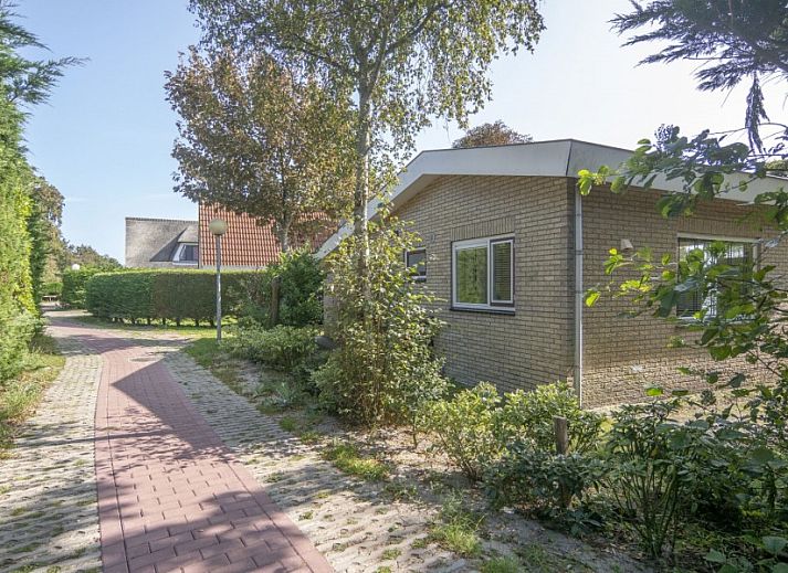 Lichte woonkamer van bungalow Californieweg 142 in De Koog, Texel, met uitzicht op de tuin en veel natuurlijk licht.