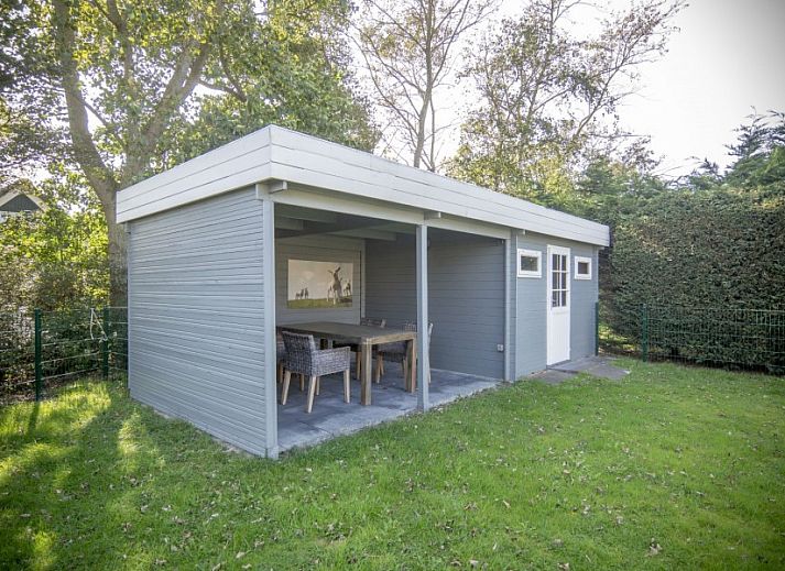 Lichte woonkamer van bungalow Californieweg 142 in De Koog, Texel, met uitzicht op de tuin en veel natuurlijk licht.