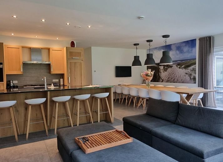 Villa Duyncoogh, een ruim vakantiehuis in De Koog op Texel, met een moderne architectuur en groene tuin op de Waddeneilanden.