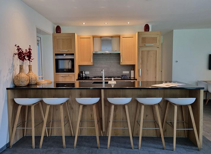 Villa Duyncoogh, een ruim vakantiehuis in De Koog op Texel, met een moderne architectuur en groene tuin op de Waddeneilanden.