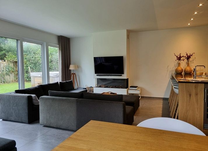 Villa Duyncoogh, een ruim vakantiehuis in De Koog op Texel, met een moderne architectuur en groene tuin op de Waddeneilanden.