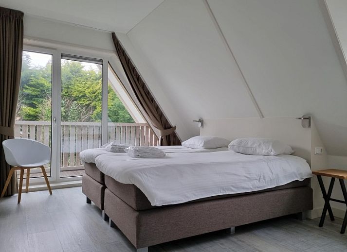 Stijlvolle binnenruimte van Villa Duyncoogh in De Koog, Texel, met een open keuken en gezellige zithoek op de Waddeneilanden.