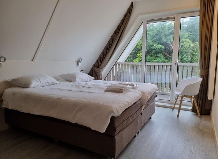 Stijlvolle binnenruimte van Villa Duyncoogh in De Koog, Texel, met een open keuken en gezellige zithoek op de Waddeneilanden.