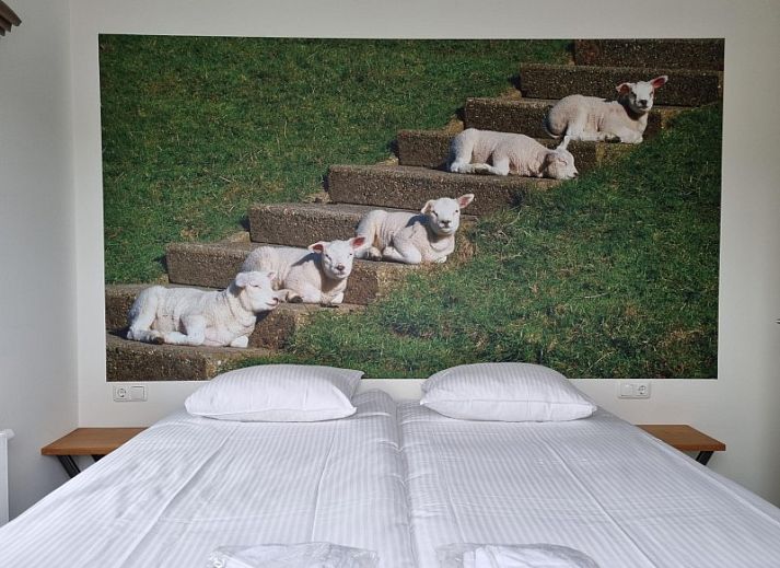 Stijlvolle binnenruimte van Villa Duyncoogh in De Koog, Texel, met een open keuken en gezellige zithoek op de Waddeneilanden.