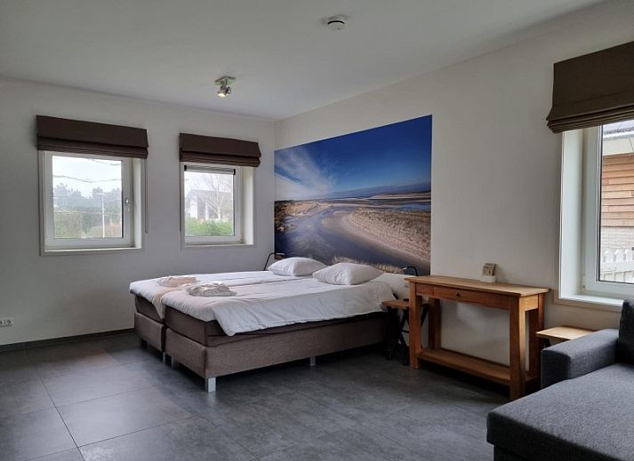 Moderne keuken in Villa Duyncoogh, een vakantiehuis in De Koog, Texel, met houten elementen en een uitnodigende bar op de Waddeneilanden.