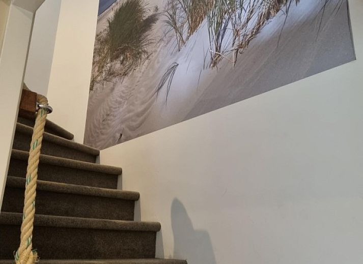 Elegante eetkamer in Villa Duyncoogh, De Koog, Texel, met een lange tafel en wanddecoratie van natuur op de Waddeneilanden.