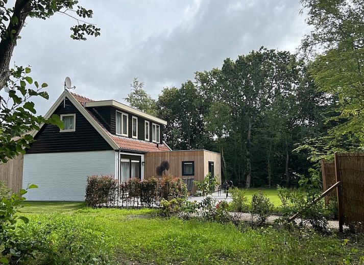 Landgoed Springtij Stulpje Ferienhaus in De Koog Texel mit schoener Fassade und gruener Umgebung.