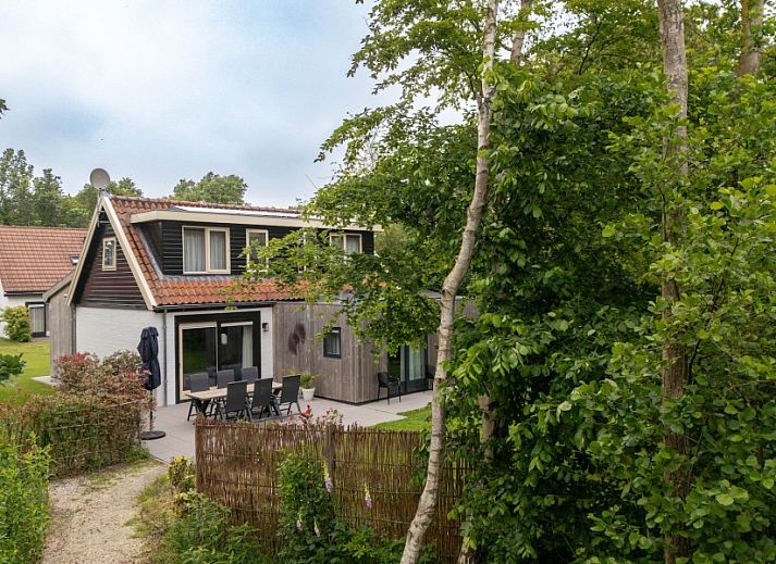Landgoed Springtij Stulpje Ferienhaus in De Koog Texel mit schoener Fassade und gruener Umgebung.
