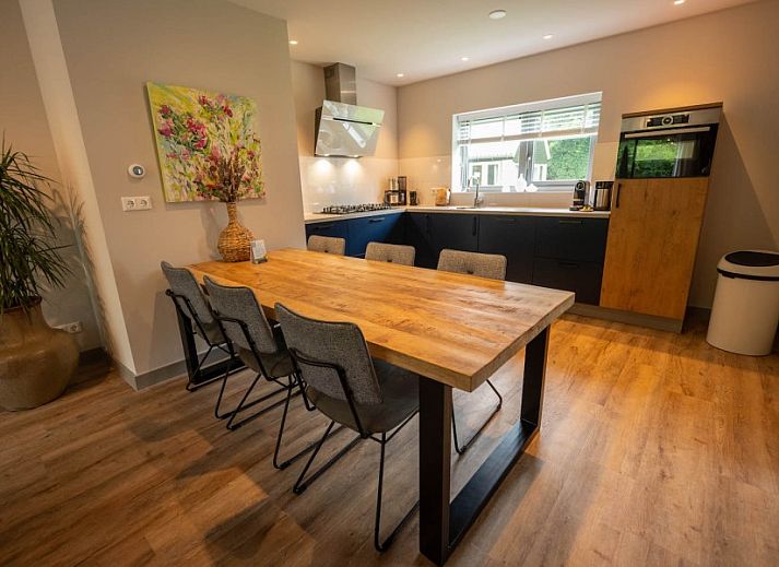 Geraeumige Terrasse des Ferienhauses Landgoed Springtij Stulpje in De Koog Texel, umgeben von Natur.