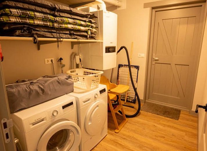 Moderne Kueche des Landgoed Springtij Stulpje Ferienhauses in De Koog Texel mit viel Tageslicht.