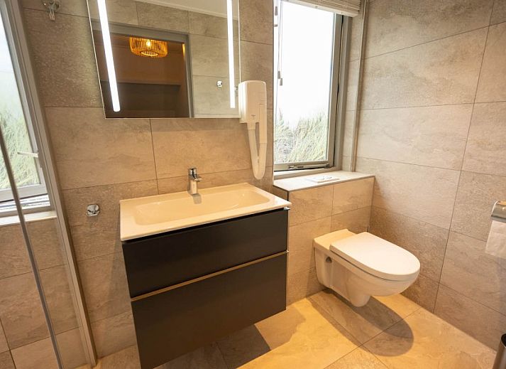 Moderne Kueche des Landgoed Springtij Stulpje Ferienhauses in De Koog Texel mit viel Tageslicht.