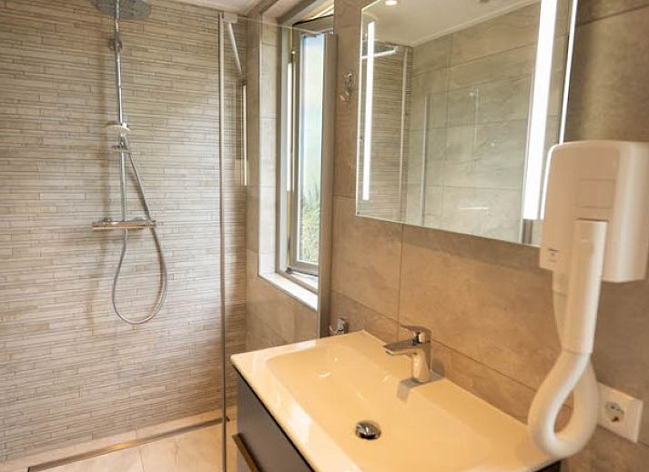 Moderne Kueche des Landgoed Springtij Stulpje Ferienhauses in De Koog Texel mit viel Tageslicht.