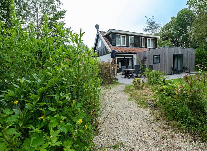 Gemuetliches Esszimmer im Landgoed Springtij Stulpje Ferienhaus De Koog Texel, ideal fuer Familienessen.