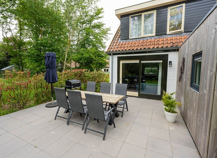 Gemuetliches Esszimmer im Landgoed Springtij Stulpje Ferienhaus De Koog Texel, ideal fuer Familienessen.