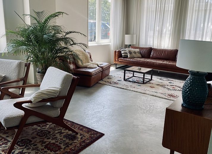 Gezellige zithoek met houtkachel in vakantiehuis Paal 234, De Koog, Texel, Waddeneilanden.