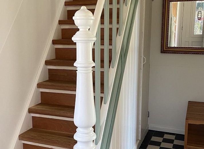 Buitenzijde van vakantiehuis Paal 234 in De Koog, Texel, omgeven door groene natuur.