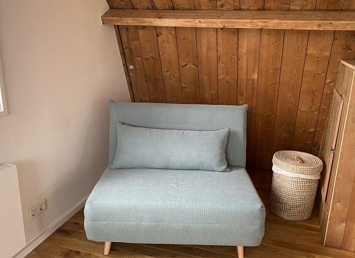 Stijlvolle woonkamer van Paal 234, een vakantiehuis in De Koog, Texel, met leren bank en vintage decor.