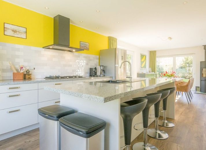 Orchismient 51 vacation home in De Koog, Texel with modern architecture and spacious driveway, ideally located on the Wadden Islands.