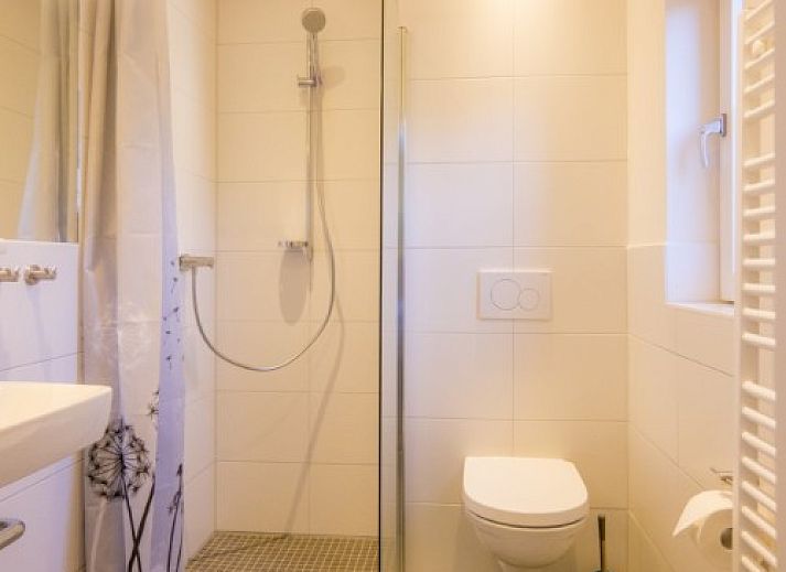 Orchismient 51 vacation home in De Koog, Texel with modern architecture and spacious driveway, ideally located on the Wadden Islands.