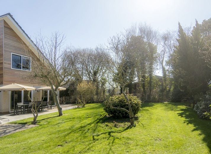 Cozy living room in Orchismient 51, vacation home De Koog, Texel with dining area and lots of natural light on the Wadden Islands.
