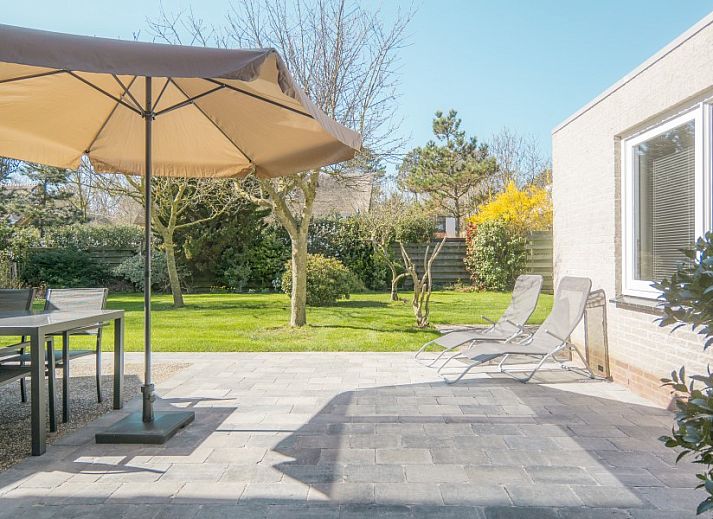Cozy living room in Orchismient 51, vacation home De Koog, Texel with dining area and lots of natural light on the Wadden Islands.