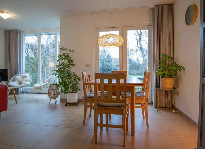 Charmant vakantiehuis Zusje van 17 in De Koog, Texel met kleurrijke gevel en gezellig terras.