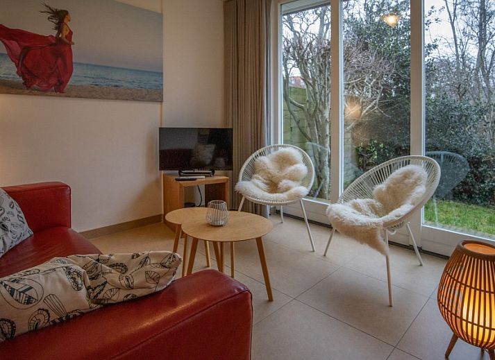 Charmant vakantiehuis Zusje van 17 in De Koog, Texel met kleurrijke gevel en gezellig terras.