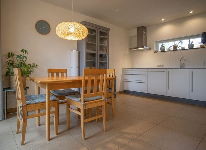 Charmant vakantiehuis Zusje van 17 in De Koog, Texel met kleurrijke gevel en gezellig terras.