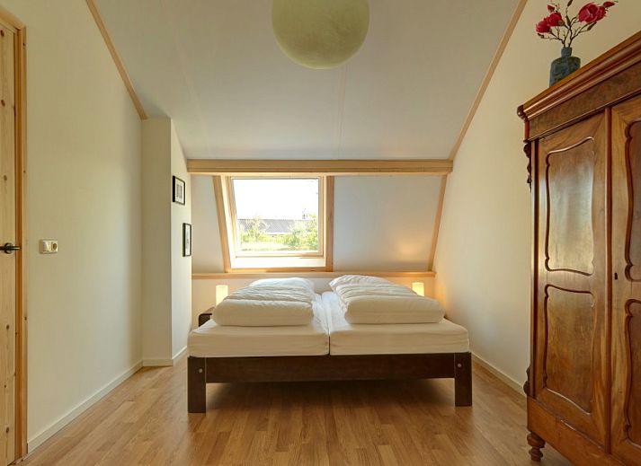 Charmant vakantiehuis Zusje van 17 in De Koog, Texel met kleurrijke gevel en gezellig terras.