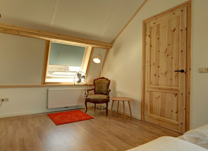 Ruime woonkamer van vakantiehuis Zusje van 17 in De Koog, Texel met veel licht en uitzicht op de tuin.