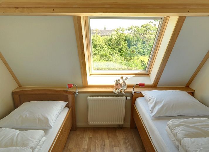 Ruime woonkamer van vakantiehuis Zusje van 17 in De Koog, Texel met veel licht en uitzicht op de tuin.