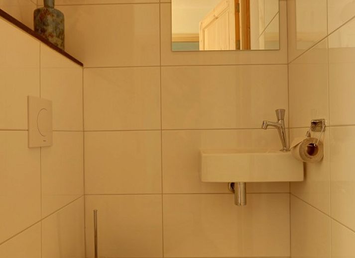 Ruime woonkamer van vakantiehuis Zusje van 17 in De Koog, Texel met veel licht en uitzicht op de tuin.