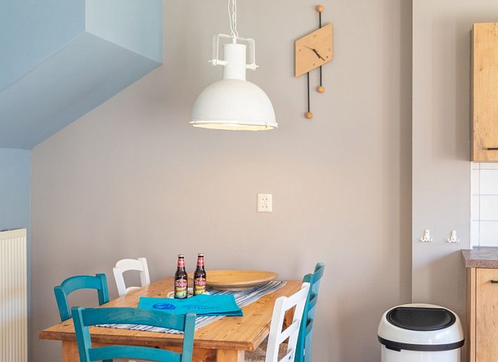 Gezellige woonkamer van Koetshuis vakantiehuis in De Koog, Texel met comfortabele banken en uitzicht op de natuur van de Waddeneilanden.