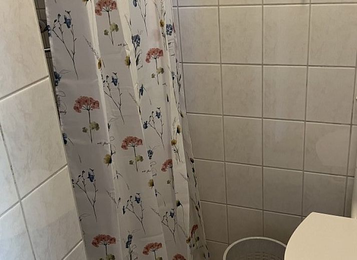 Gezellige woonkamer van Koetshuis vakantiehuis in De Koog, Texel met comfortabele banken en uitzicht op de natuur van de Waddeneilanden.